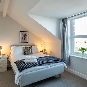 Stunning 5 Bedroom 5 En-suite Victorian House In Holiday home