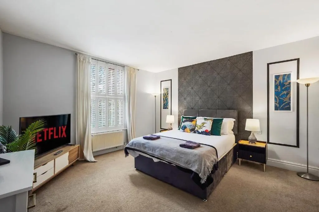3 Bedroom Townhouse On Harrogate'S Famous Stray 0*, Harrogate